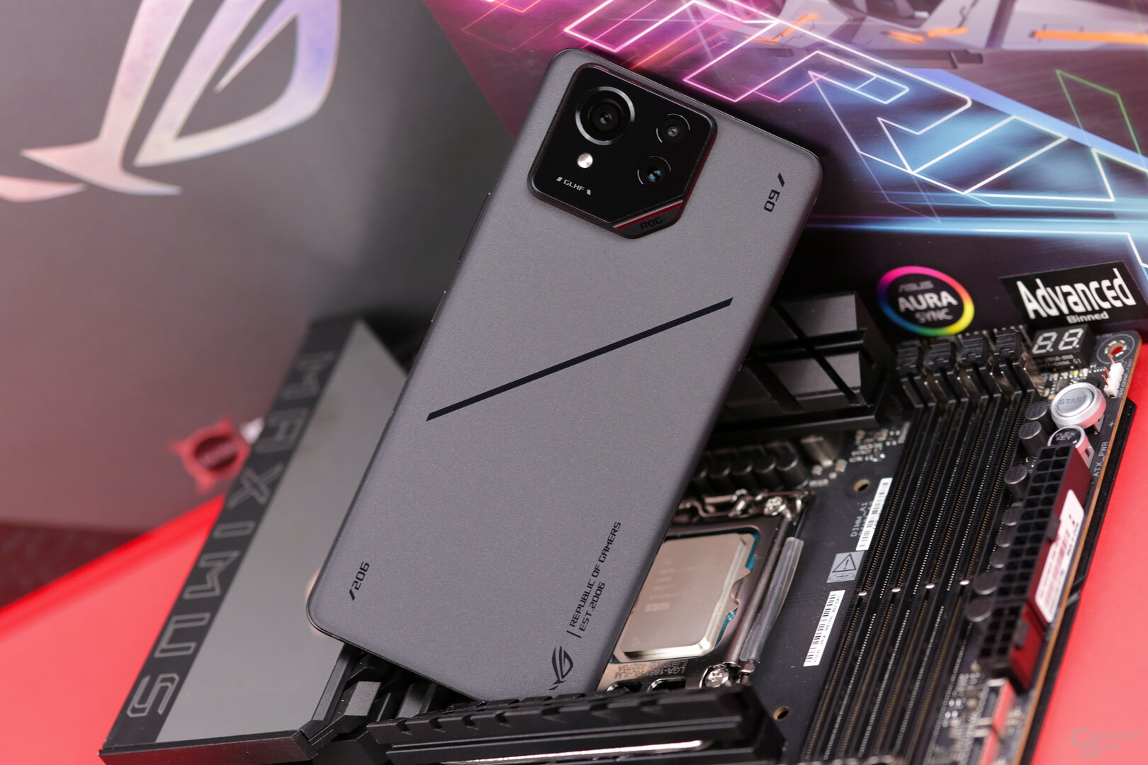 ROG Phone 9 mit relativ schlichtem Design in Schwarz
