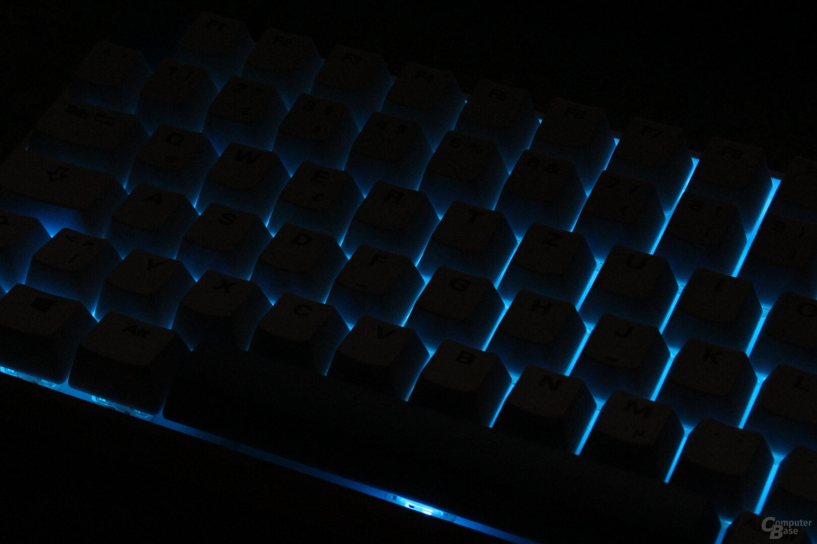 Durch den hohen Kontrast lassen sich, völlige Dunkelheit außen vor, die Beschriftungen aber ablesen