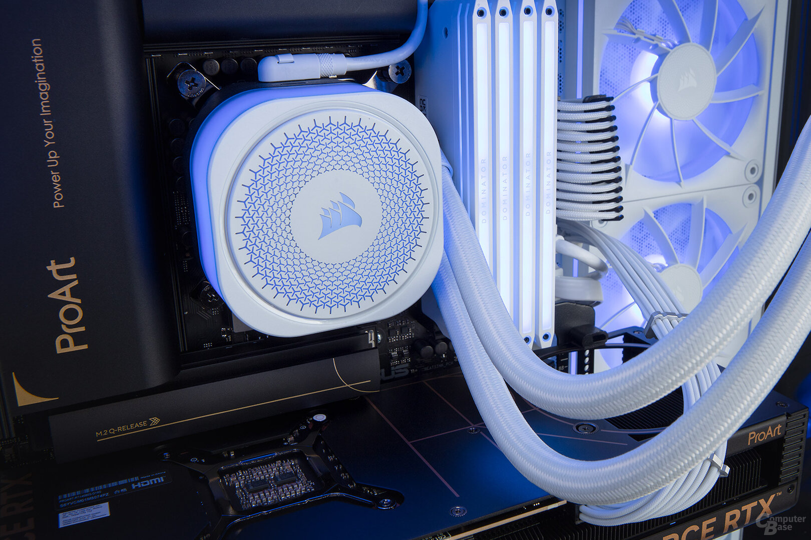 Der ComputerBase Nikolaus-PC 2024 in Weiß (Intel Core Ultra 9 285K)