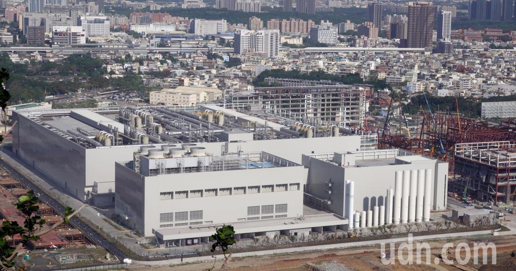 Fab 22 Phase 1 zur kleinen Zeremonie, Phase 2 nebenan im Bau