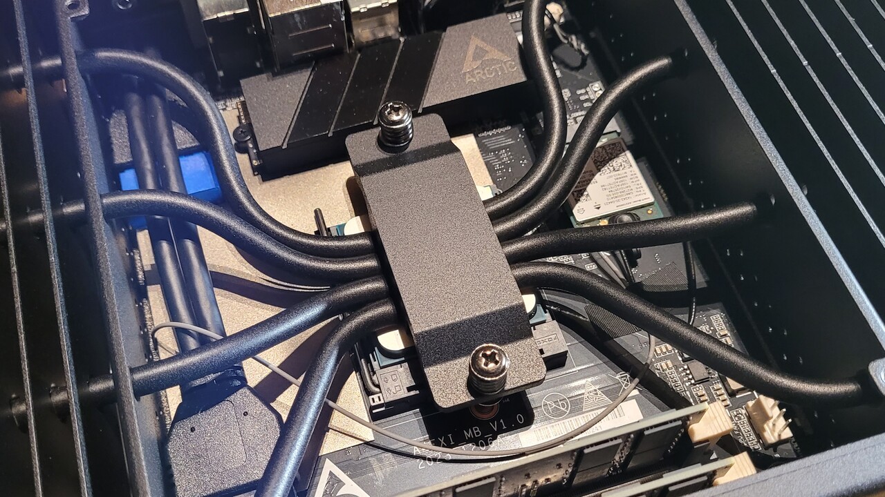 Arctic Senza im Test: Der lautlose „Under Desk PC“ bleibt cool