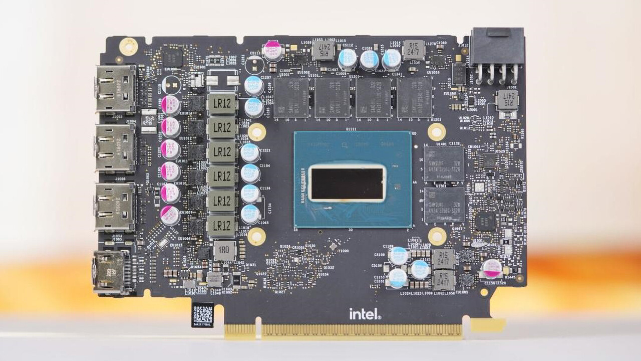 Intel Arc B580: Ein Blick auf die GPU und das PCB der Battlemage-Grafikkarte
