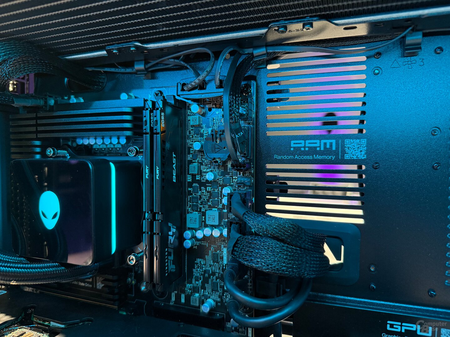 QR-Codes neben den Komponenten für Hilfestellung