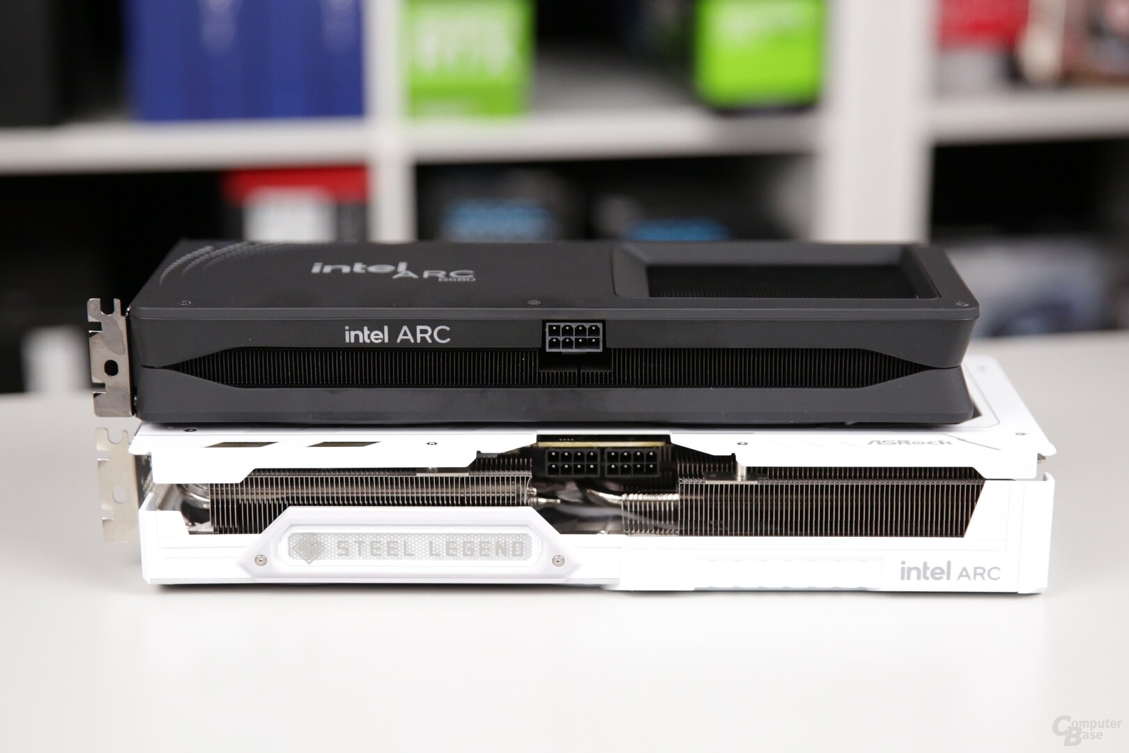 Intel Arc B580 als Limited Edition (Referenz) und Steel-Legend-Custom-Design im Vergleich