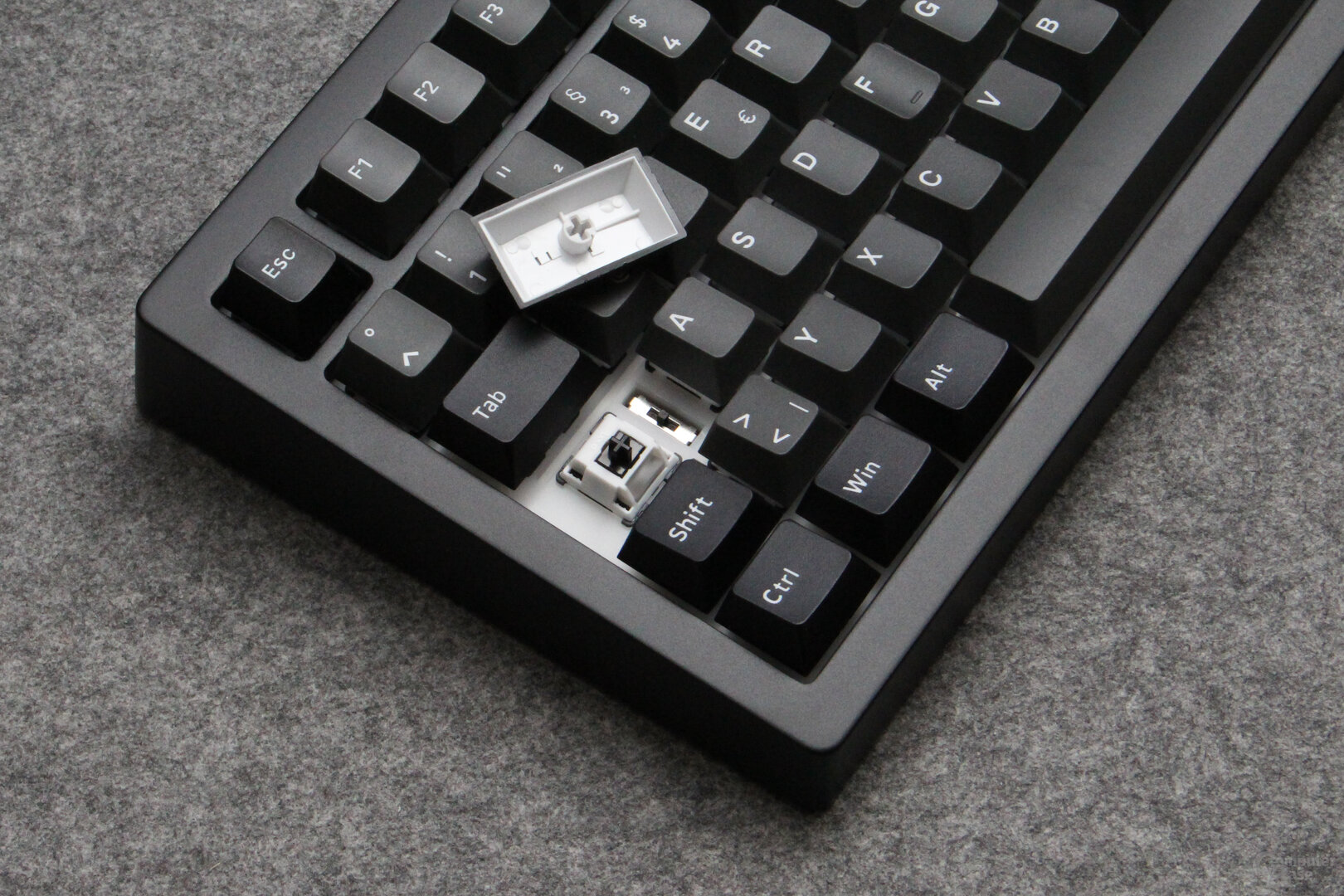 Unter Capslock kann zwischen Windows- und Mac-Modus umgeschaltet und die Batterie deaktiviert werden