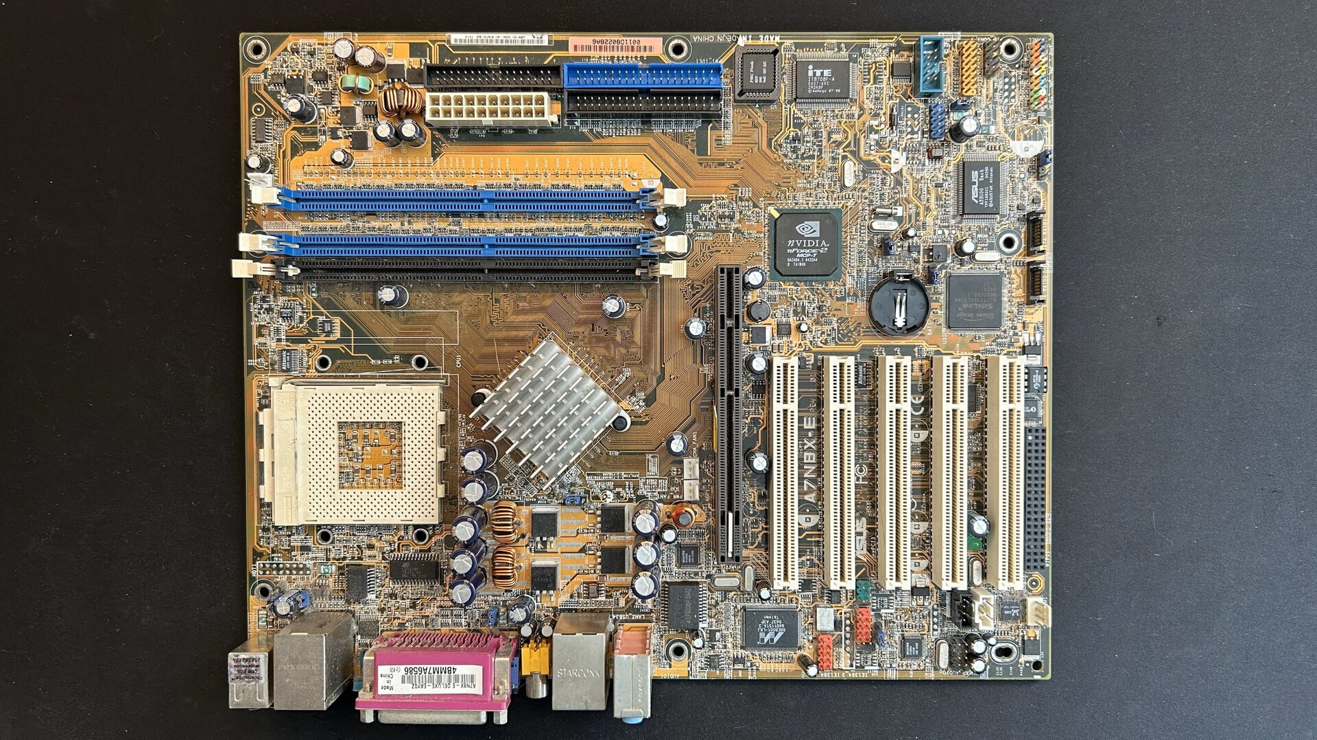 Das Mainboard: ASUS A7N8X-E