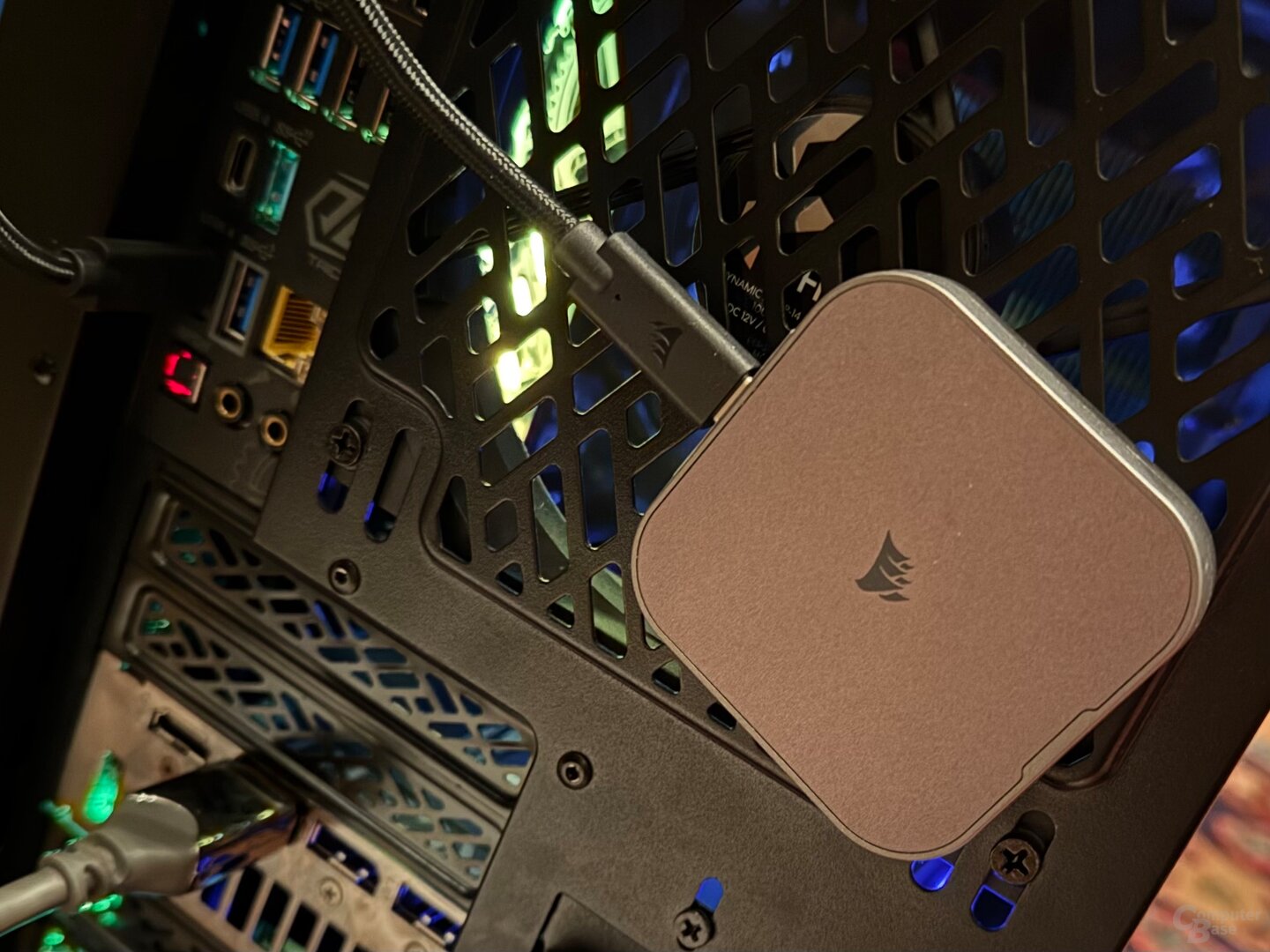 Unkonventionell, aber wirksam: Die Corsair EX400U per Magnet im Airflow des hinteren Gehäuselüfters