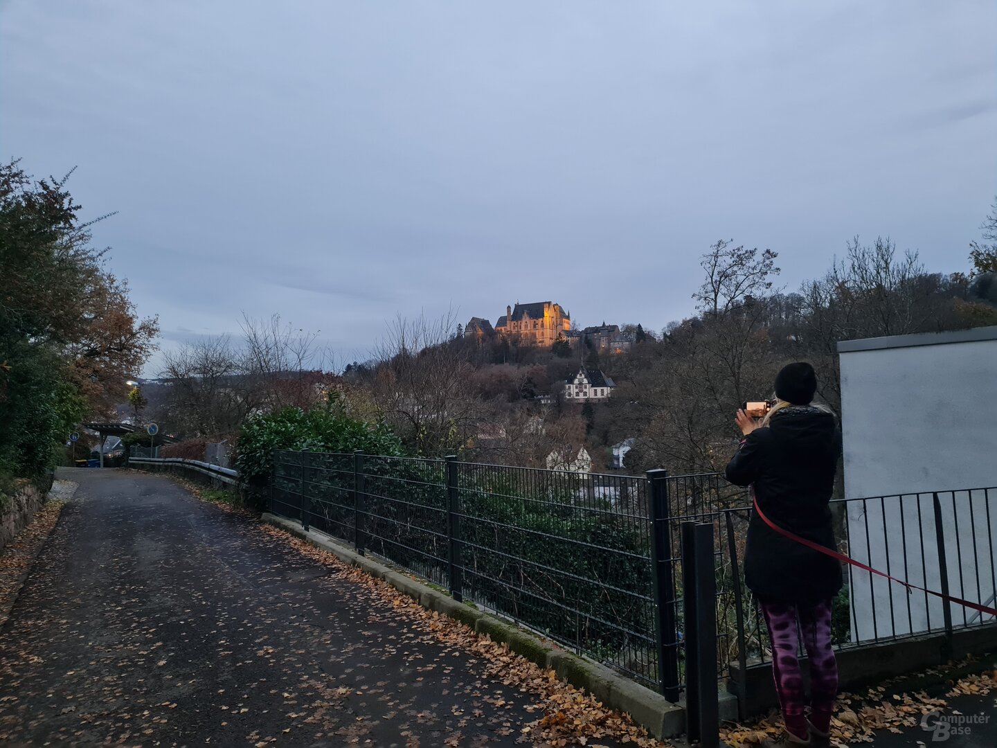 Generatives Löschen: Schloss mit Person – Original