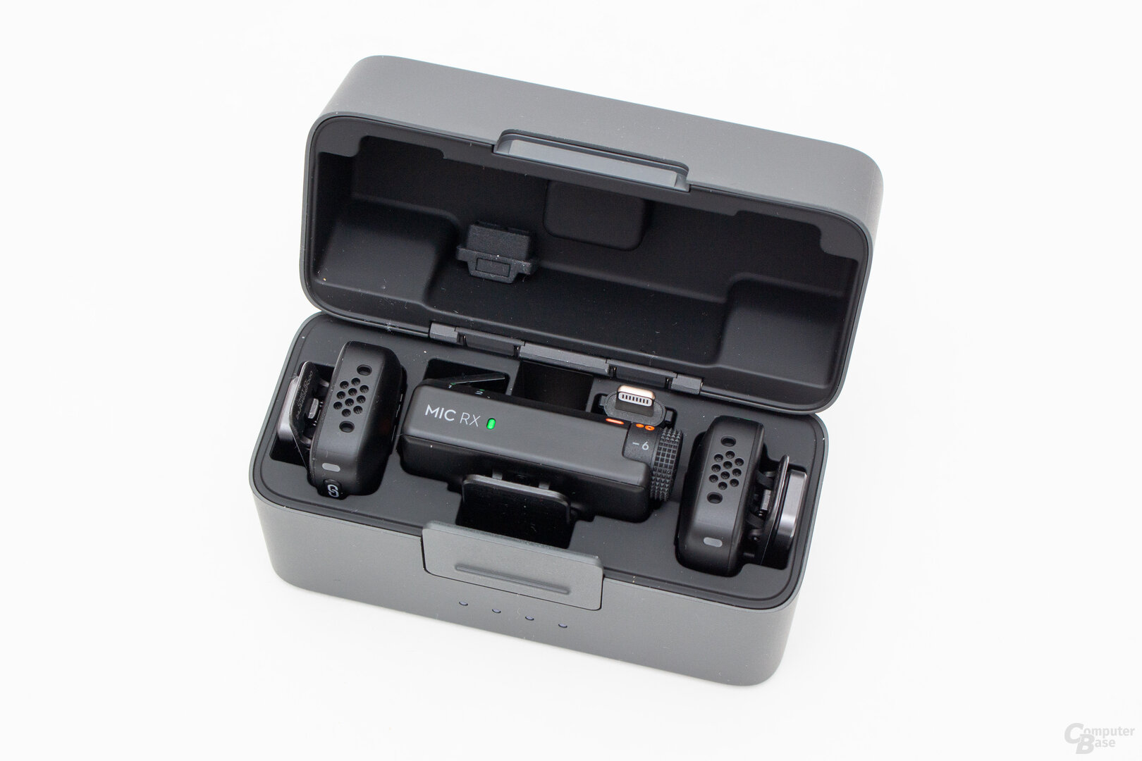 Das DJI Mic Mini in seiner Akku-Box