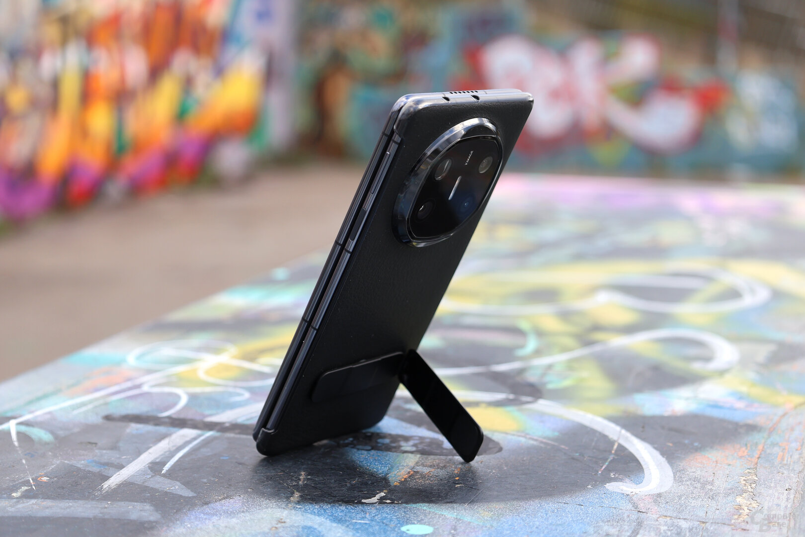 Huawei Mate X6 zusammengefaltet mit Hülle