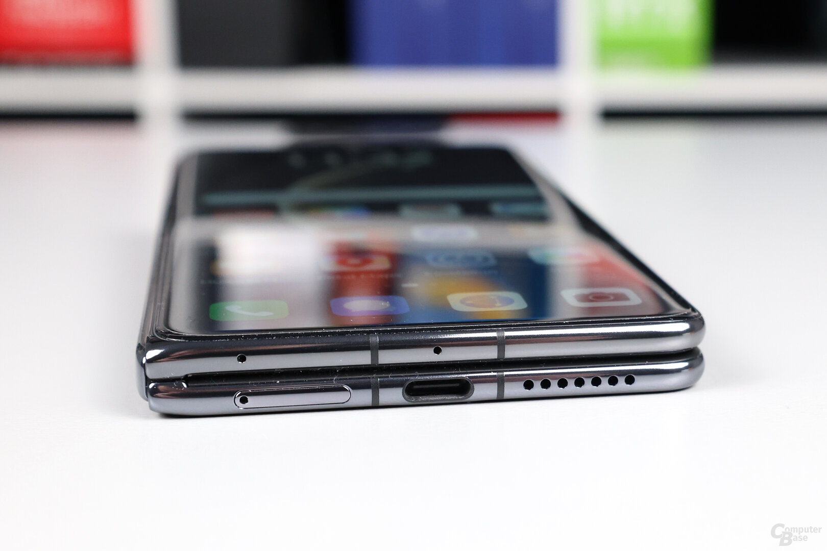 Huawei Mate X6: USB-C und SIM-Slot