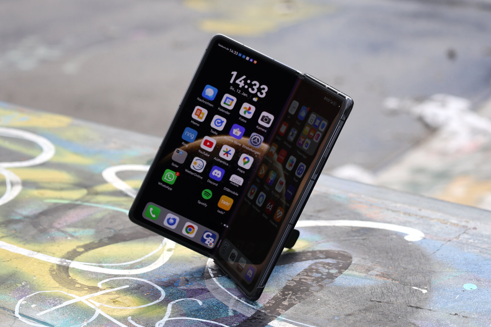 Huawei Mate X6 halb aufgefaltet