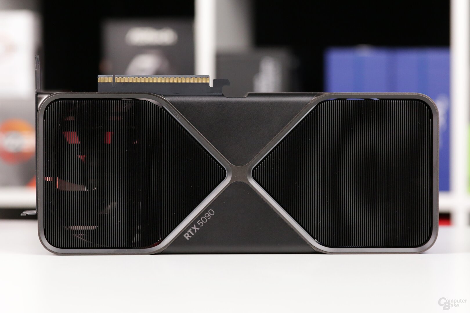 Die Nvidia GeForce RTX 5090 Founders Edition mit dem innovativen 2-Slot-Flow-Through-Kühlsystem