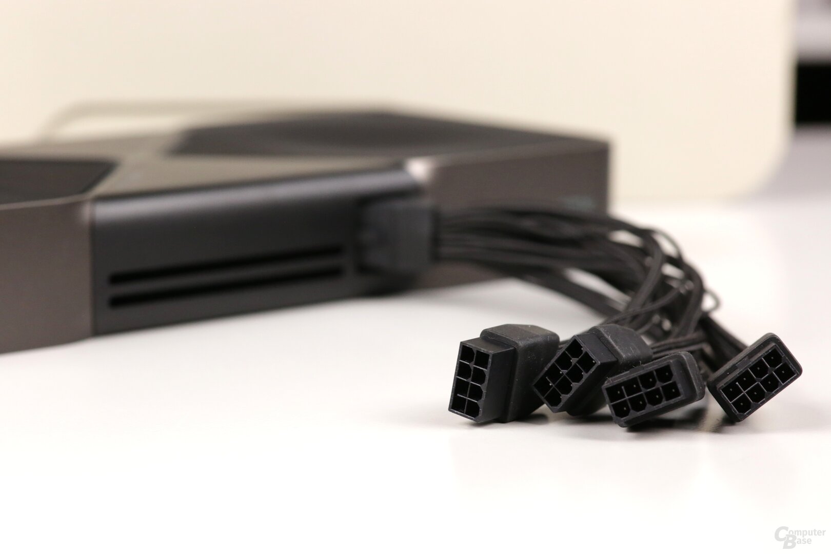 Der RTX 5090 Founders Edition liegt erneut ein 4x8-Pin-PCIe-auf-12V-2x6-Adapter bei