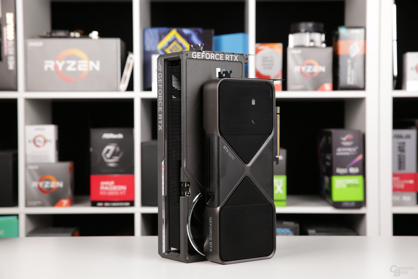 Asus ROG GeForce RTX 5090 Astral vs. Nvidia GeForce RTX 5090 Founders Edition