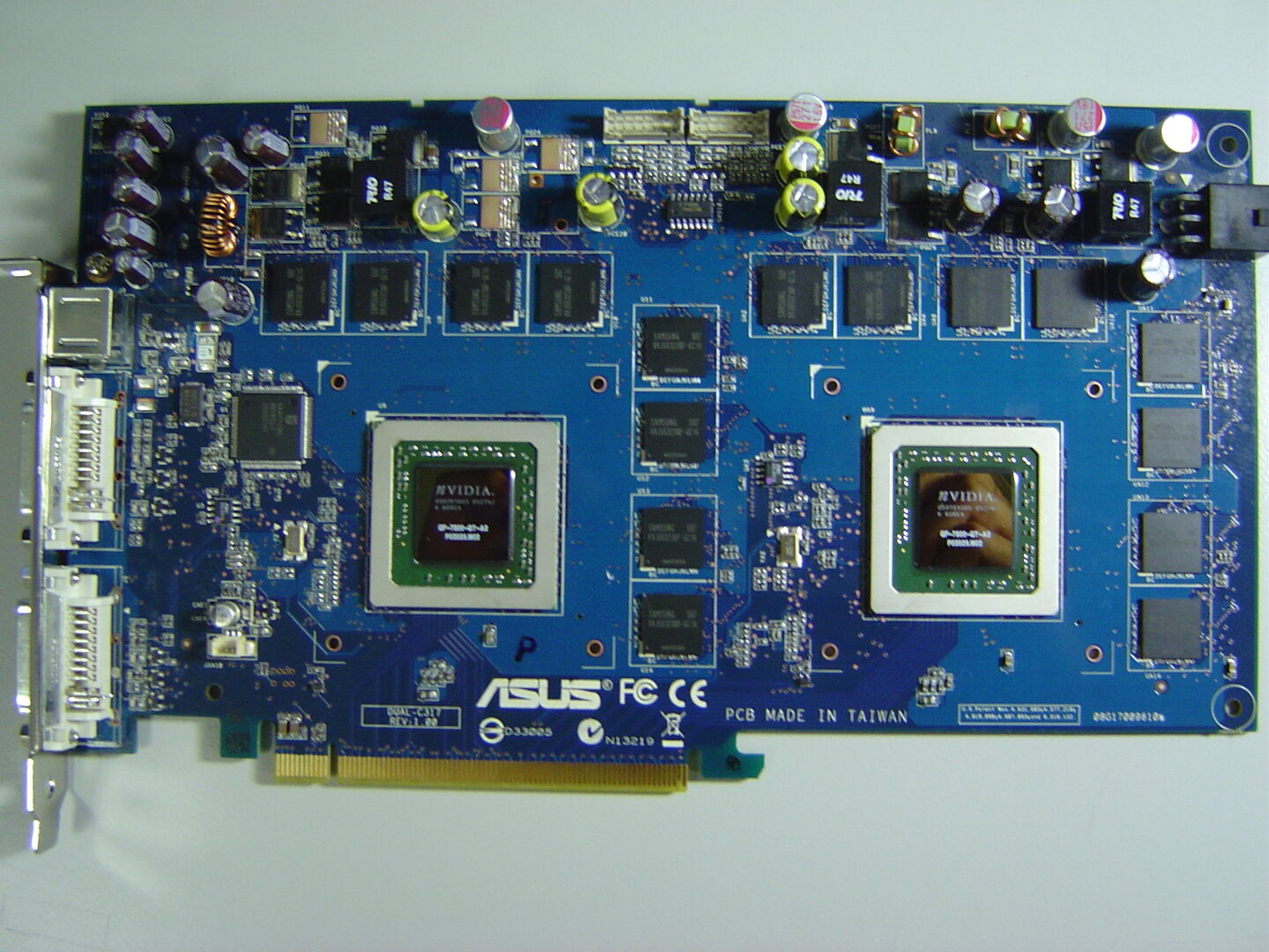 Die EN7800GT Dual zeigte sich zuerst als voll bestücktes PCB