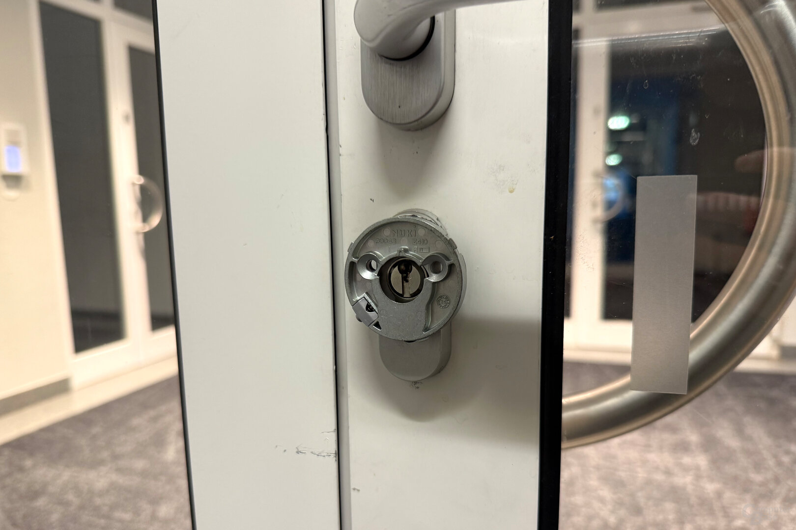 Die Montageplatte wird ans Schließblech geklebt