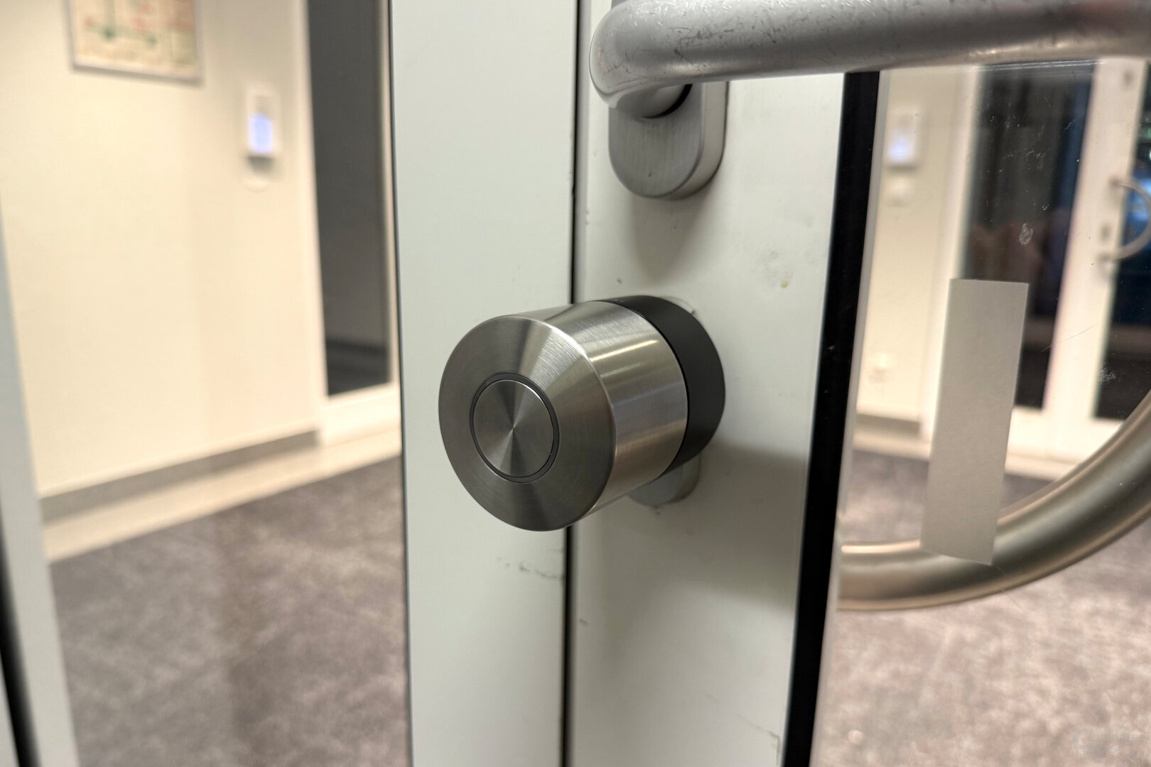 Das Smart Lock Pro wird einfach aufgesetzt und rastet ein