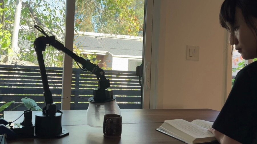 Der Tischroboter schiebt Wasser zum Nutzer