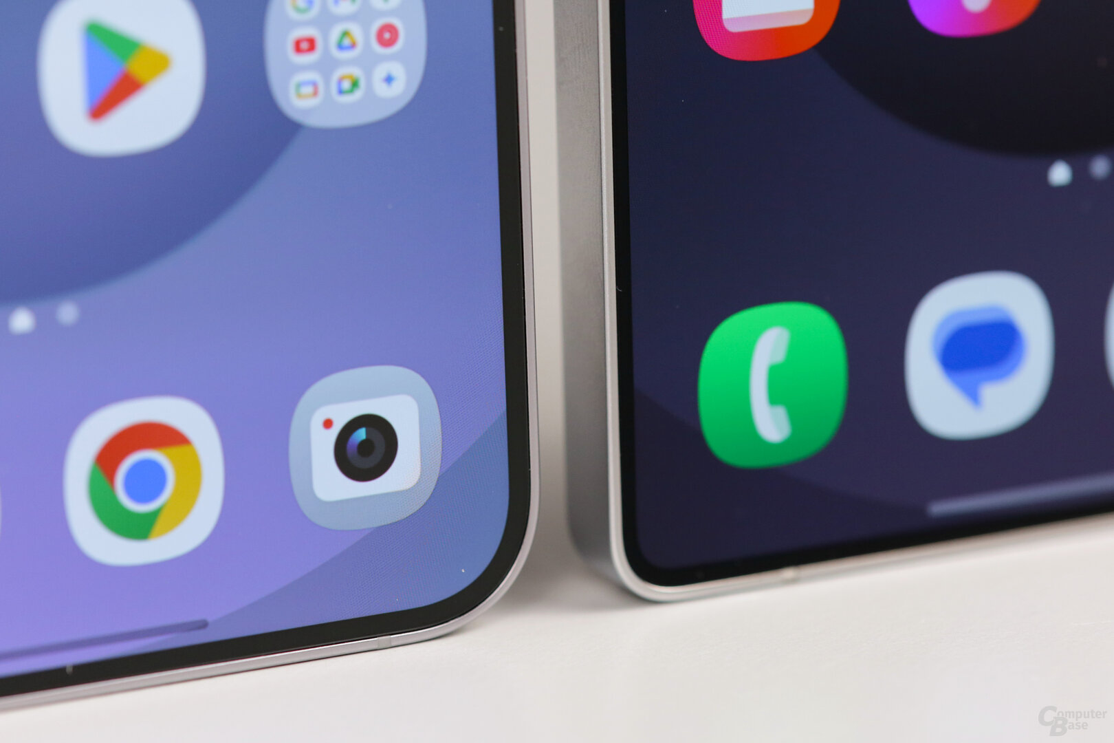 Das S25+ (l.) baut runder als das Ultra