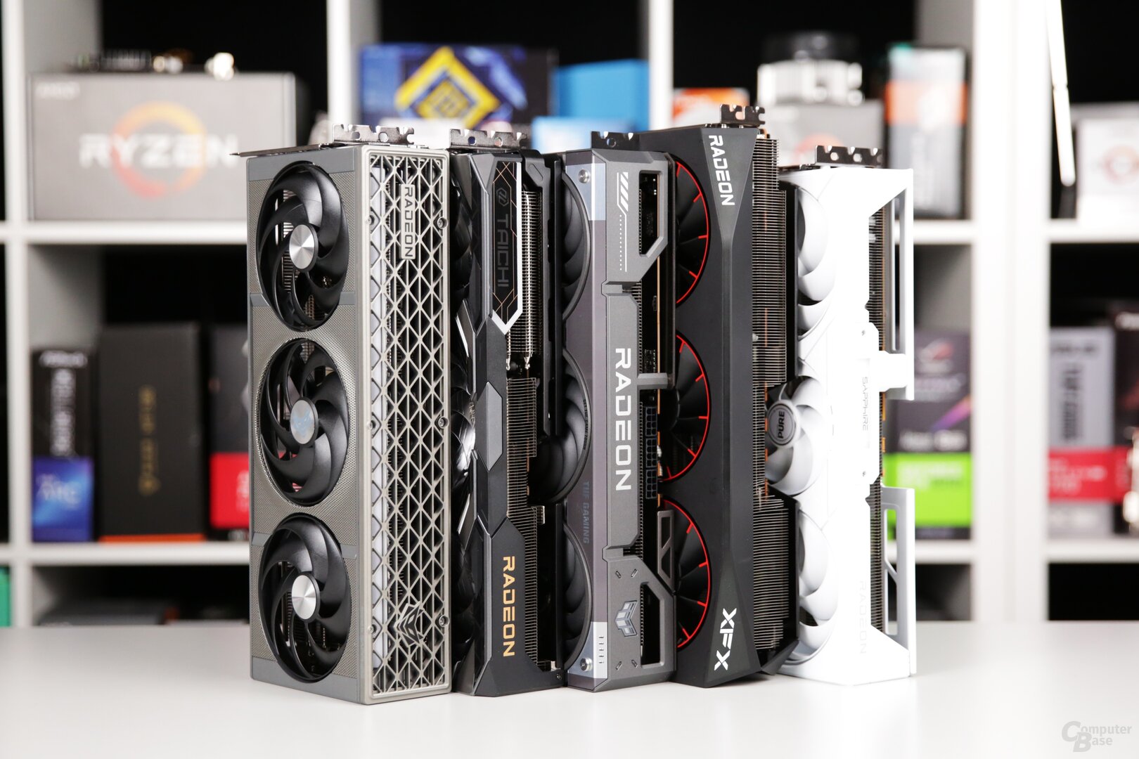 Custom-Designs der AMD Radeon RX 9070 XT im Vergleich: Sapphire Nitro+. ASRock Taichi OC, Asus TUF Gaming OC, XFX Mecrurcy OC und Sapphire Pure