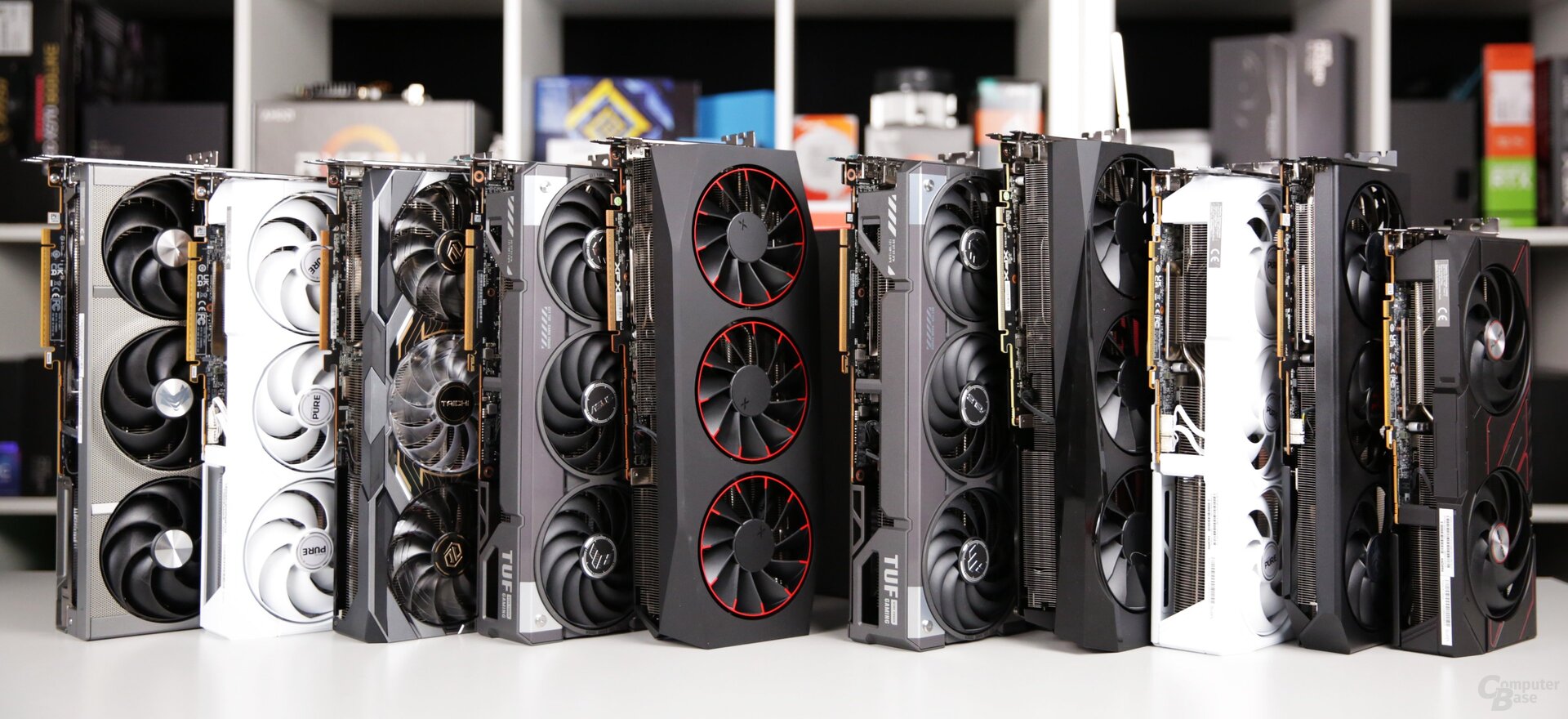 Zehn AMD Radeon RX 9070 (XT) haben sich bereits in der Redaktion eingefunden