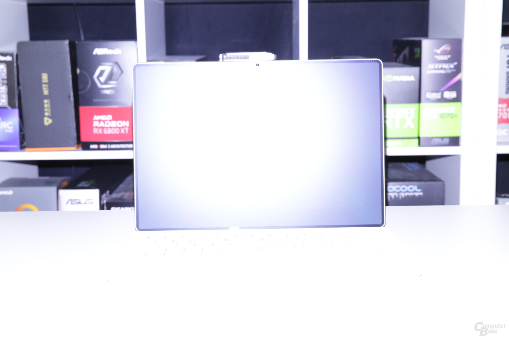 Huawei MatePad Pro 13.2: Lichtbrechung bei extrem heller Lichtquelle direkt auf das ausgeschaltete Display gerichtet