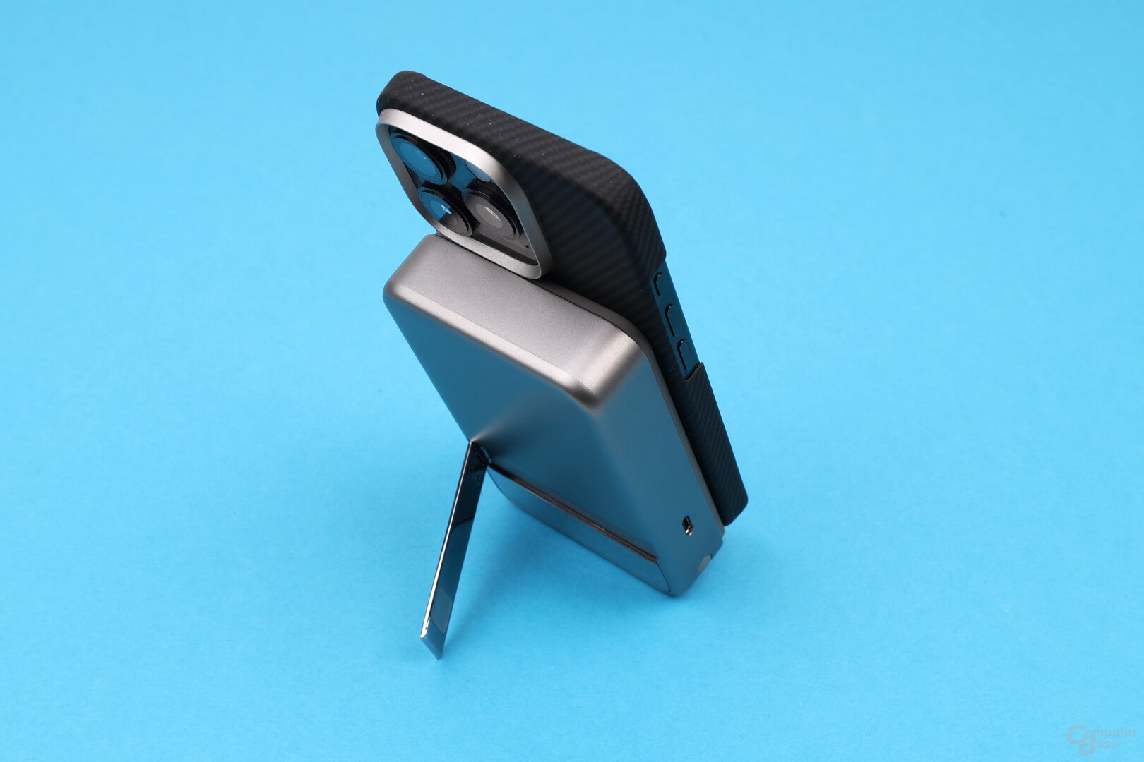 EcoFlow Rapid 10.000 mAh: Steht auch mit Smartphone stabil