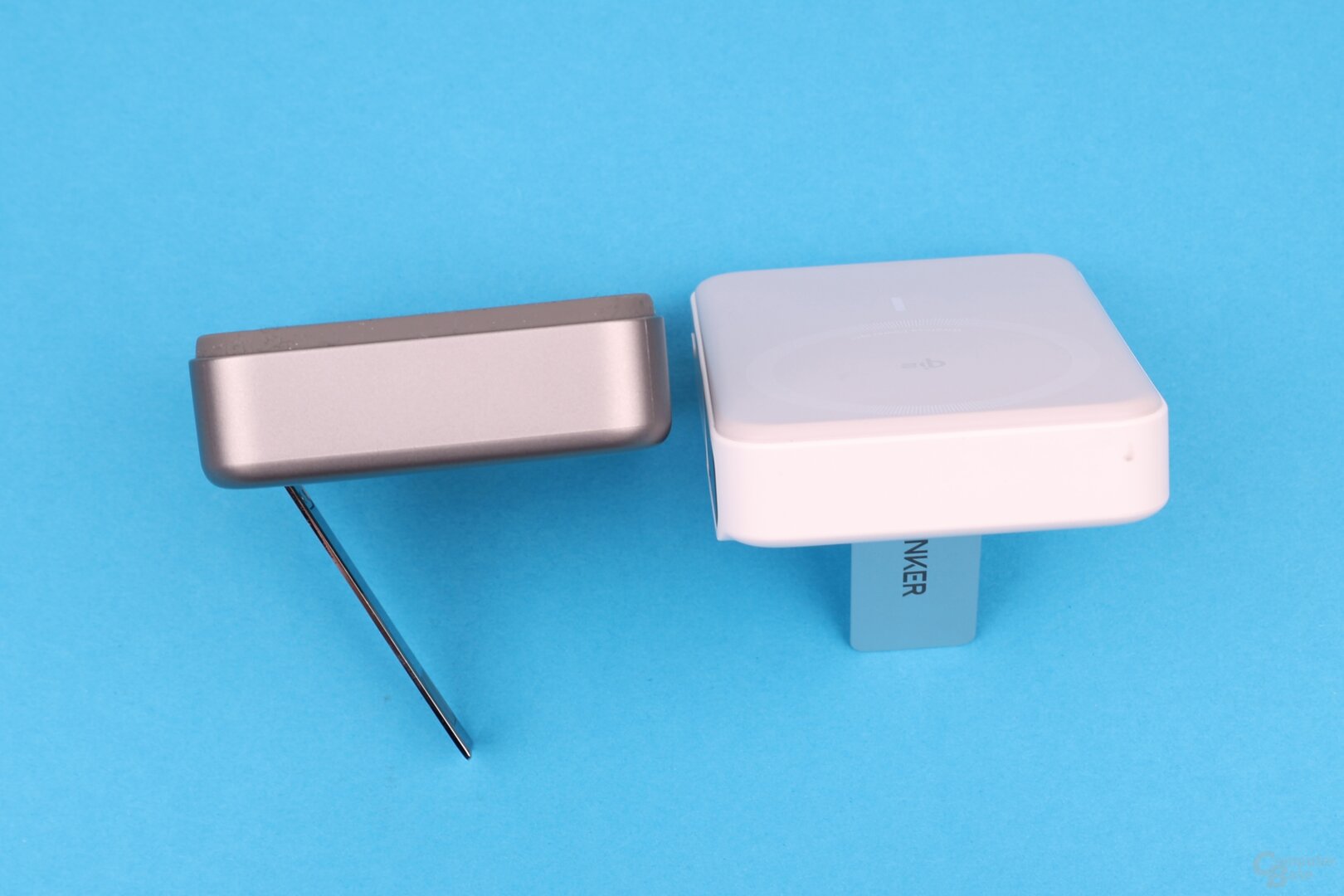 Die EcoFlow Rapid steht mit Kickstand steiler als Ankers alte Powerbank