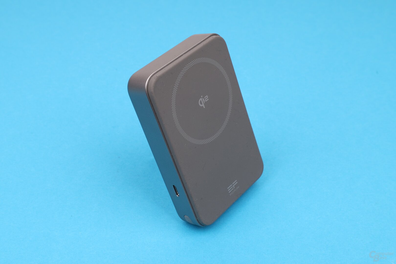 Mit dem Kickstand aufgestellte EcoFlow Rapid 10.000 mAh