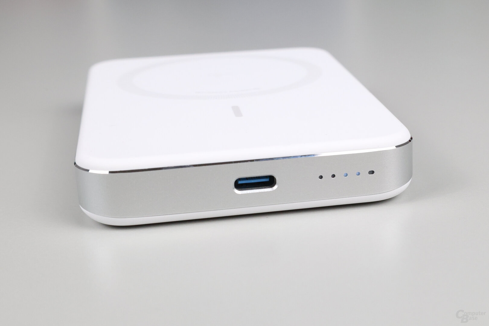 Anker MagGo Slim: Vier LEDs zeigen den Ladestand des Akkus an