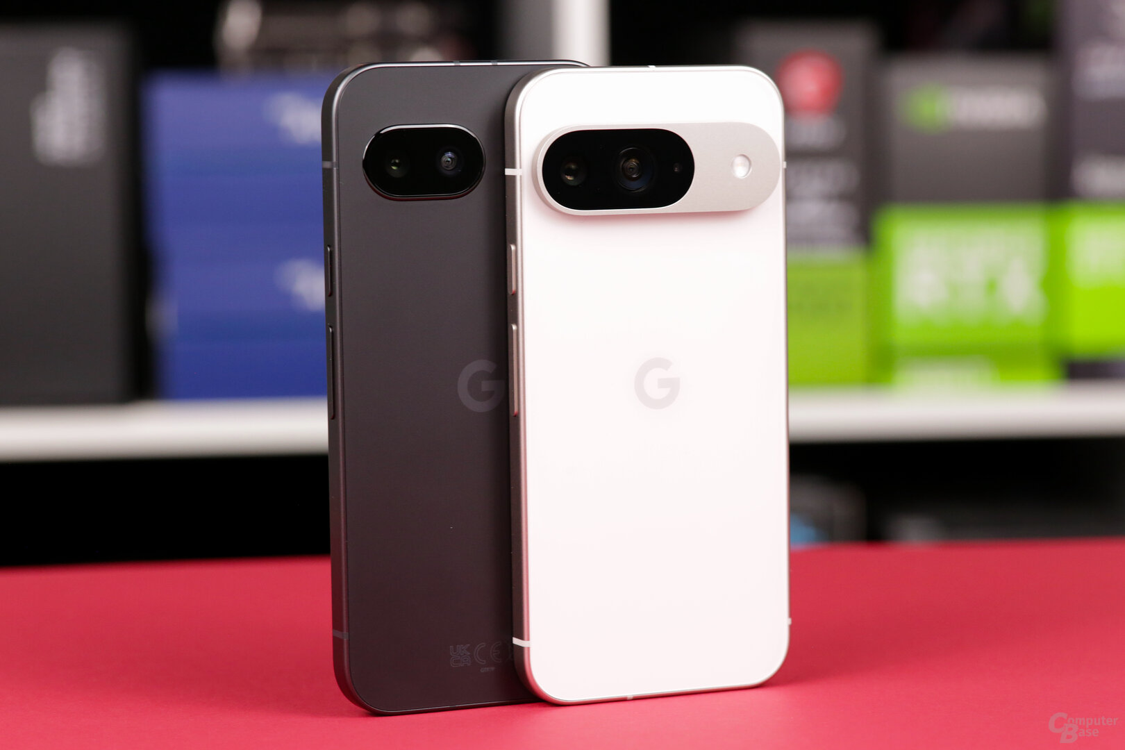 Flaches Pixel 9a hinter Pixel 9