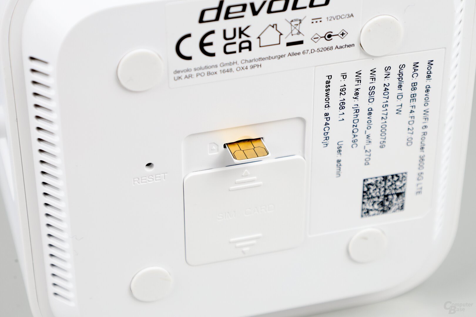 Klappe auf, Karte rein: SIM-Einschub des Devolo WiFi 6 Router 3600 5G LTE