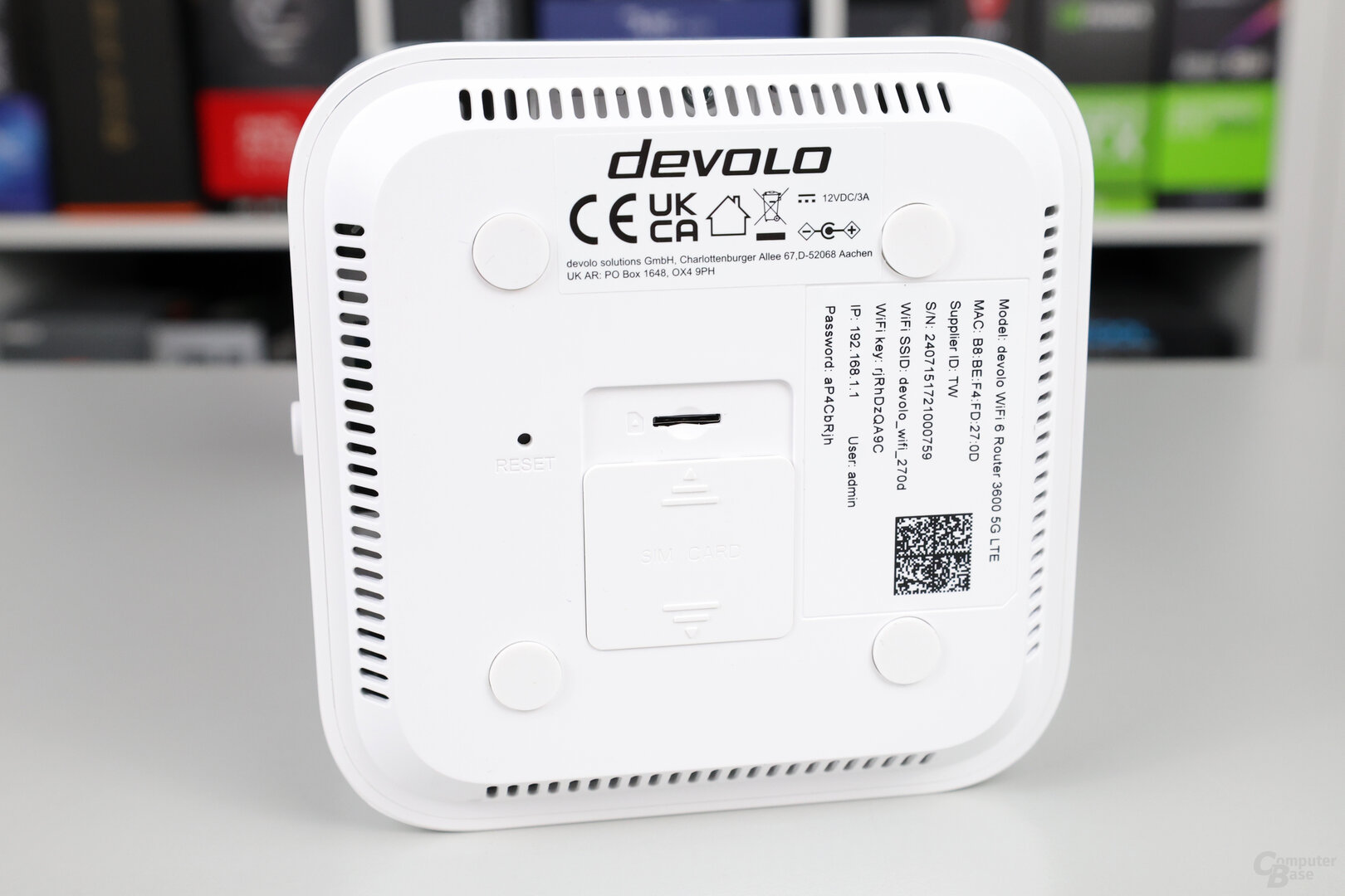 An der Unterseite des 5G-Routers ist der SIM-Steckplatz, hier geöffnet