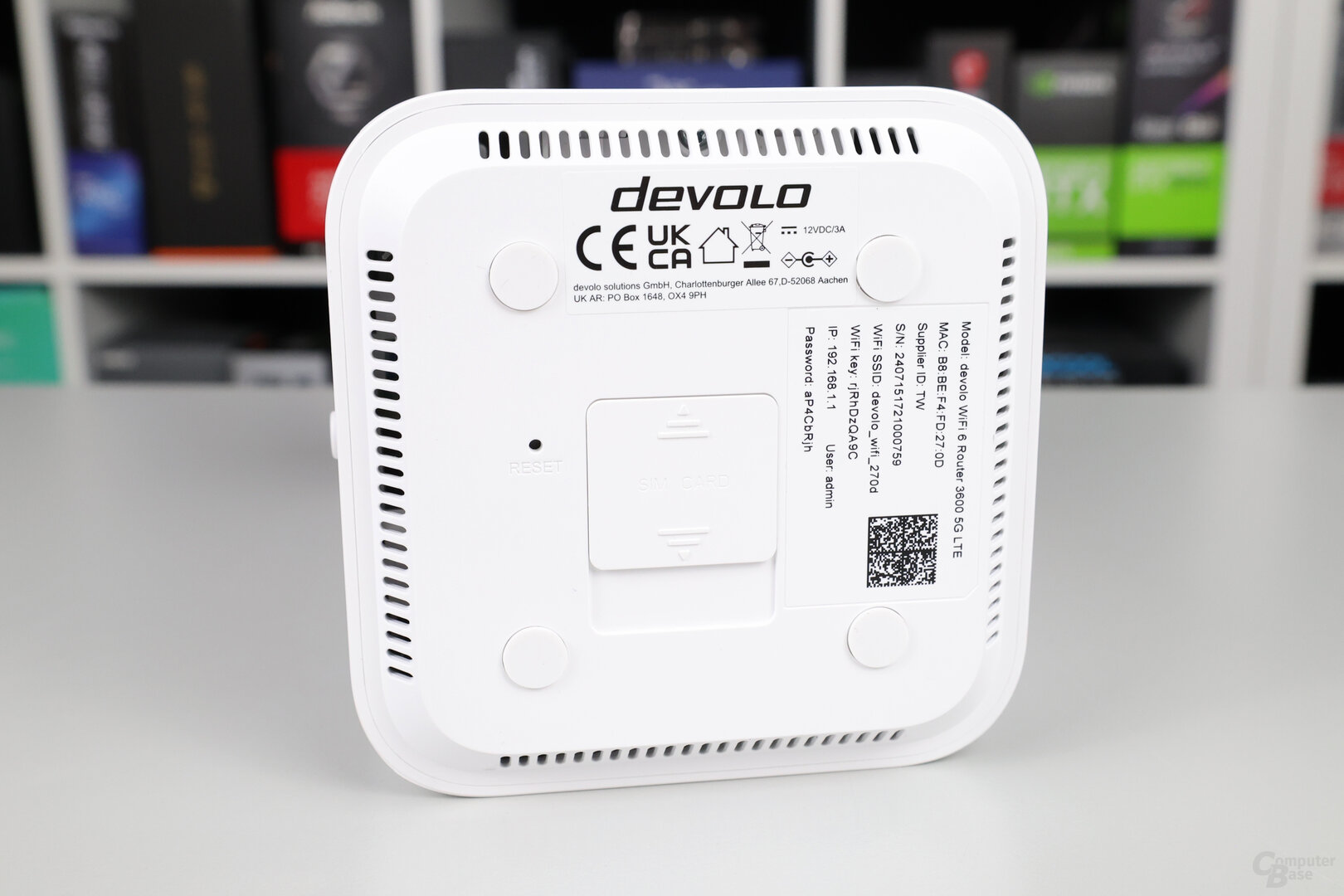 Unterseite des 5G-Routers mit geschlossenem SIM-Steckplatz