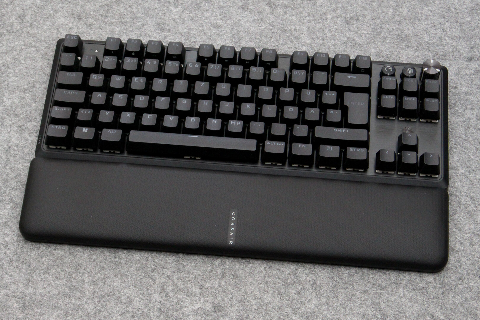 Drei Funktionstasten werden durch Mikrotaster und Drehregler ersetzt