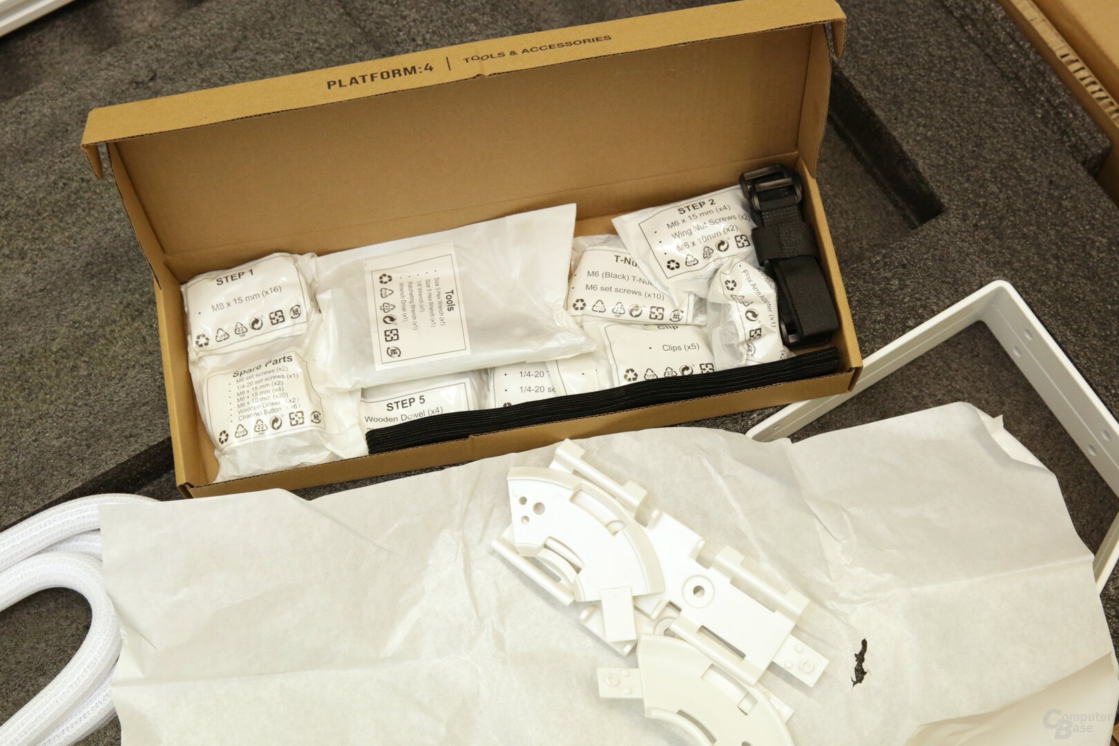 Alle Schrauben und Werkzeuge sind nach Bauschritten sortiert und nummeriert vorhanden – beim Platform:4 ohne Fehler