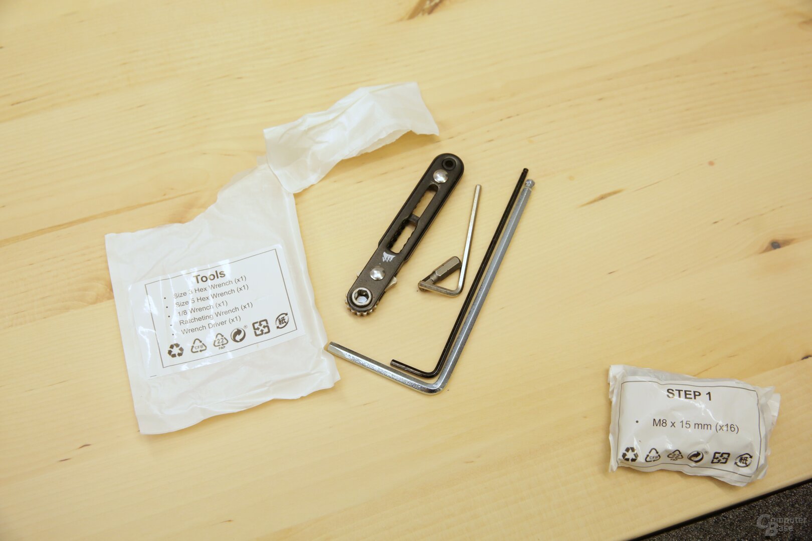 Alle Schrauben und Werkzeuge sind nach Bauschritten sortiert und nummeriert vorhanden – beim Platform:4 ohne Fehler