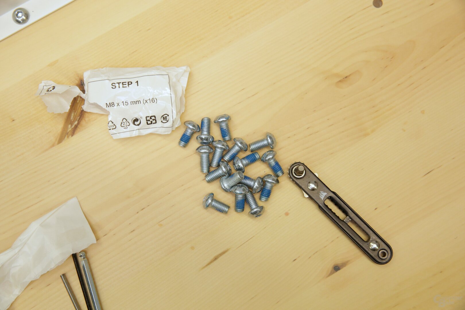 Alle Schrauben und Werkzeuge sind nach Bauschritten sortiert und nummeriert vorhanden – beim Platform:4 ohne Fehler