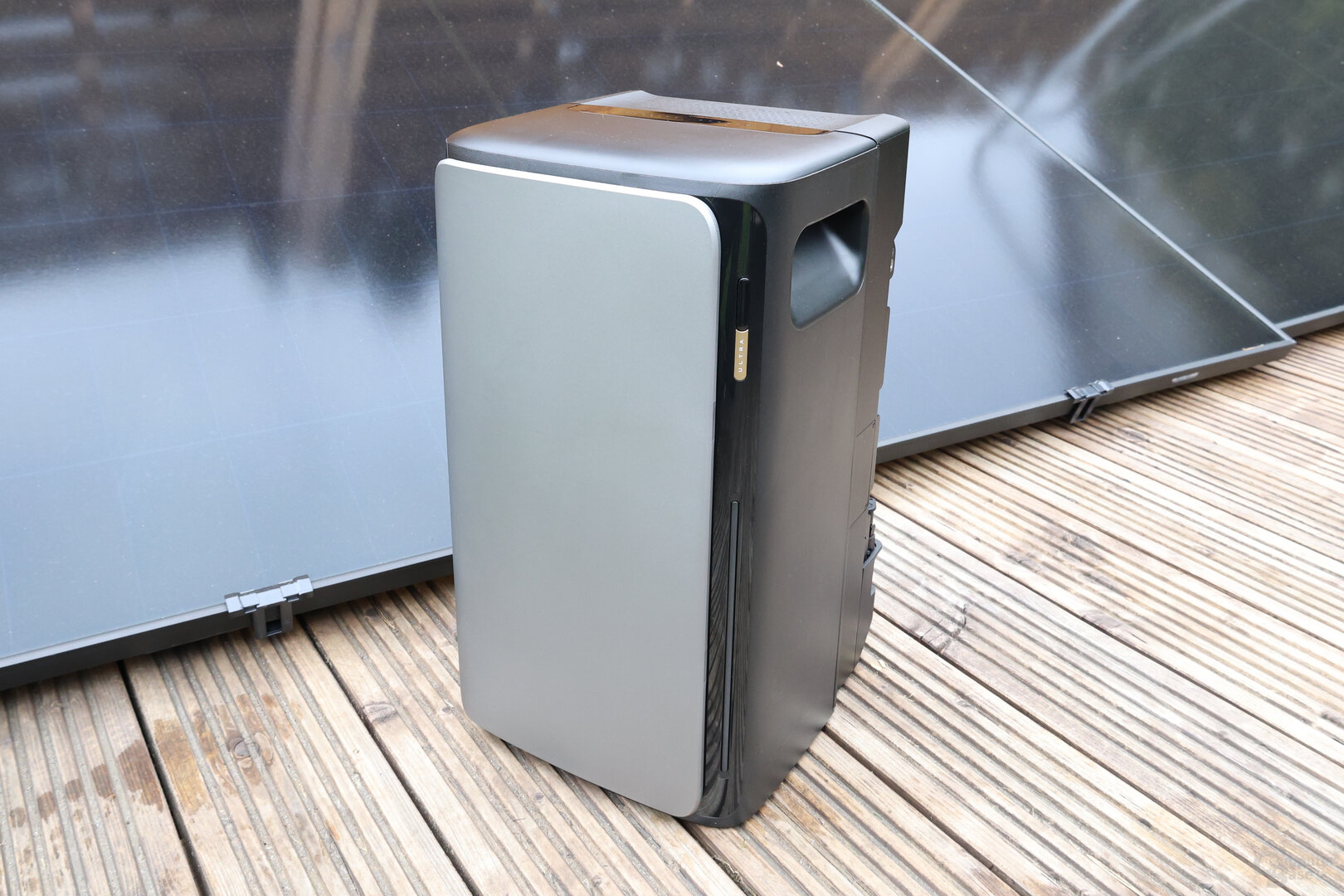 EcoFlow Stream Ultra: Schlichter Tower mit Tragegriffen