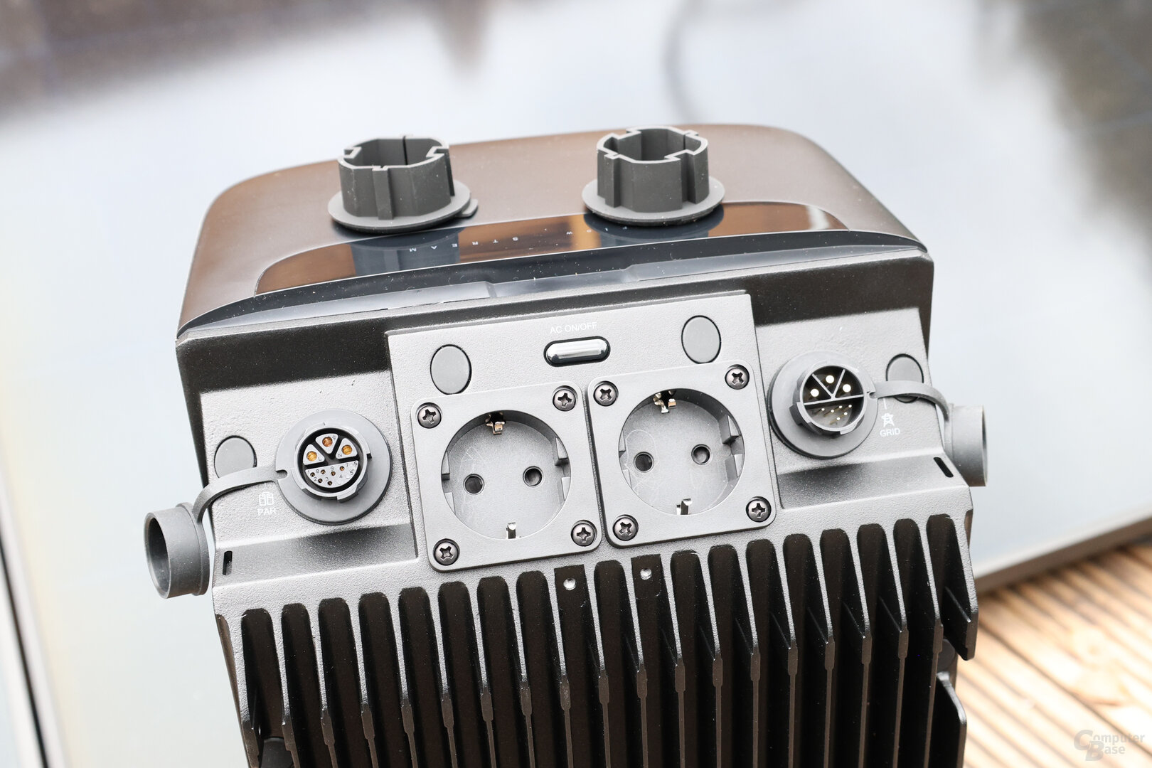 Zwei Steckdosen, der AC-Anschluss und die DC-Verbindung für Zusatzakkus der EcoFlow Stream Ultra