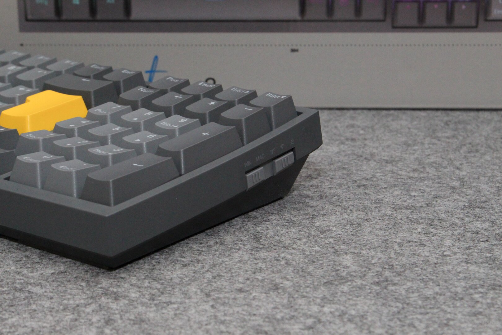 An der rechten Seite der Tastatur wird der Betriebsmodus umgeschaltet