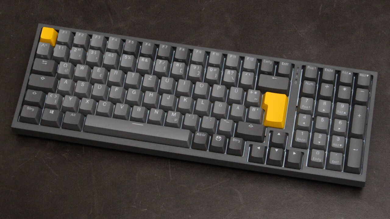 Endorfy Celeris 1800 im Test: Grau-gelbe Tastatur tippt „Klack-Klack-Klack“