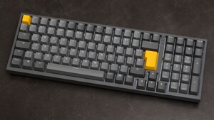 Endorfy Celeris 1800 im Test: Grau-gelbe Tastatur tippt „Klack-Klack-Klack“
