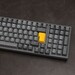 Endorfy Celeris 1800 im Test: Grau-gelbe Tastatur tippt „Klack-Klack-Klack“