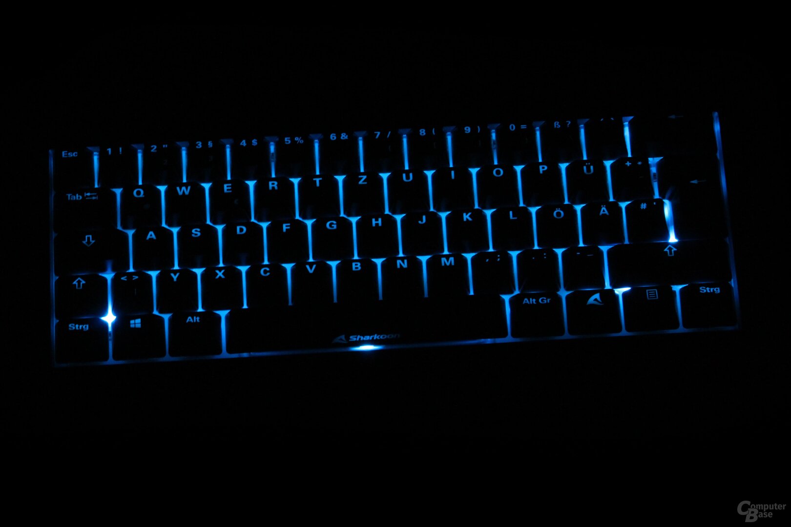 An drei Stellen leuchten LEDs allerdings störend durch