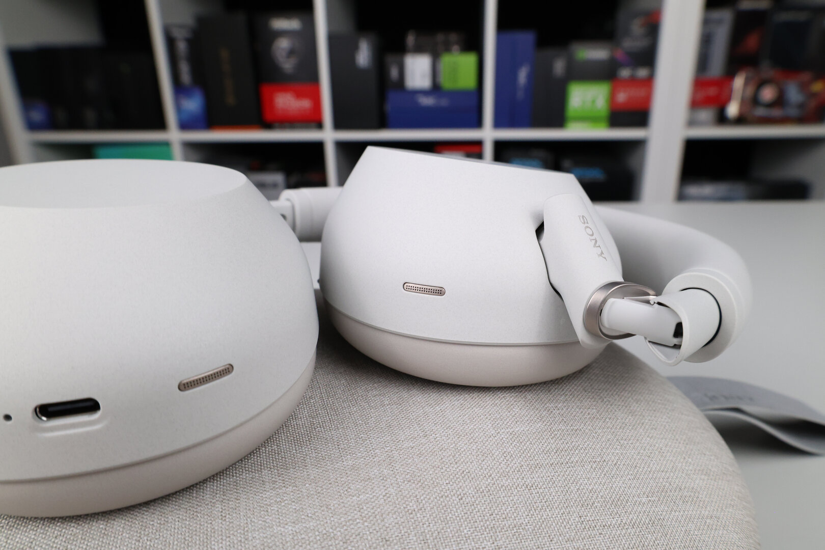 Sony WH-1000XM6: Alle Mikrofone an der Außenseite sind abgedeckt