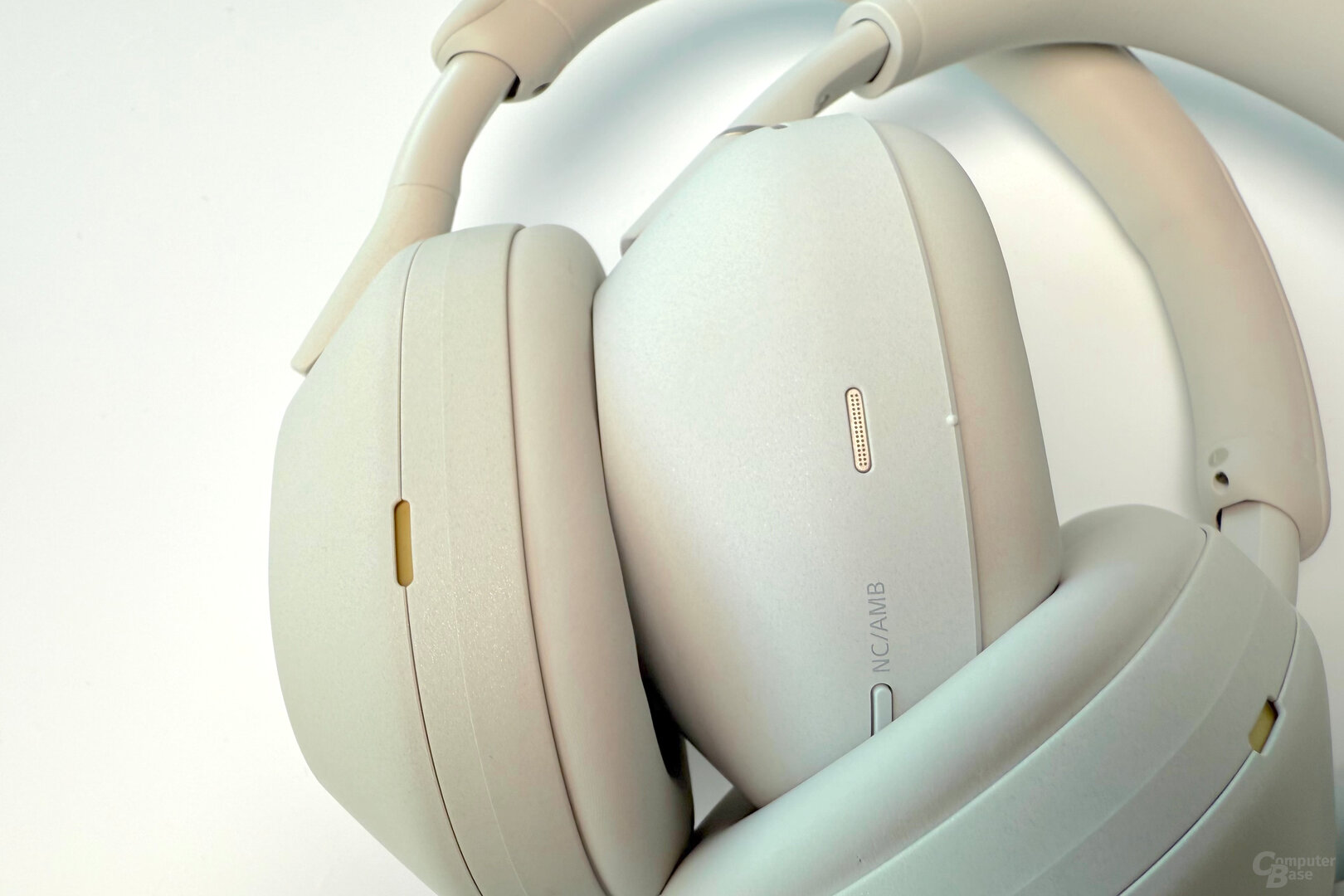 Neue Ohrmuscheln: Sony WH-1000XM6 (rechts) und WH-1000XM5 (links)