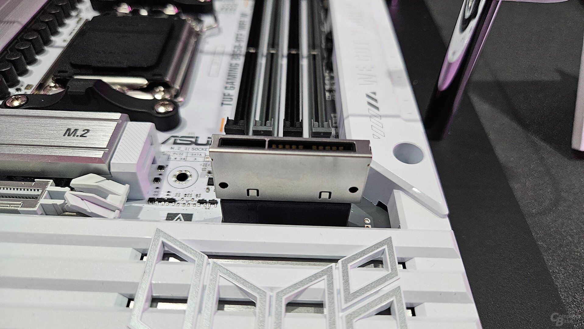 Asus BTW: Der neue GC-HPWR-Stecker kann entfernt werden und überträgt bis zu 1.000 Watt
