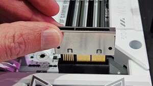 Asus' kabelloses BTF-Ökosystem:: RTX 5090 Astral BTF und GC-HPWR-Adapter für 1.000 Watt